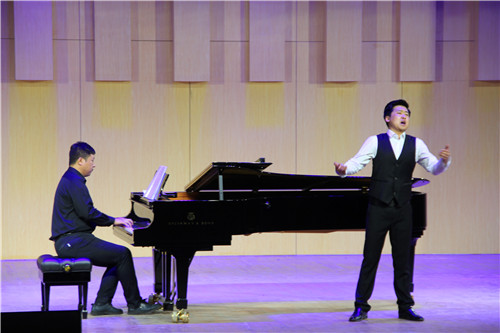 我院青年教师冯志东个人独唱音乐会亮相音乐厅
